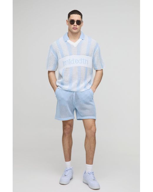 Conjunto De Pantalón Corto De Croché Con Estampado De Fútbol Y Escote De Pico Boohoo de color Blue