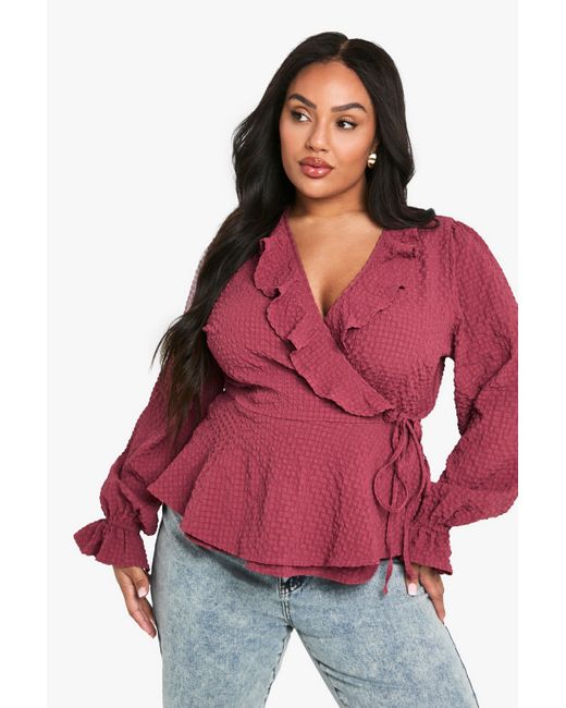 Blusa Plus Texturizada Cruzada Con Volante Y Atadura Boohoo de color Red