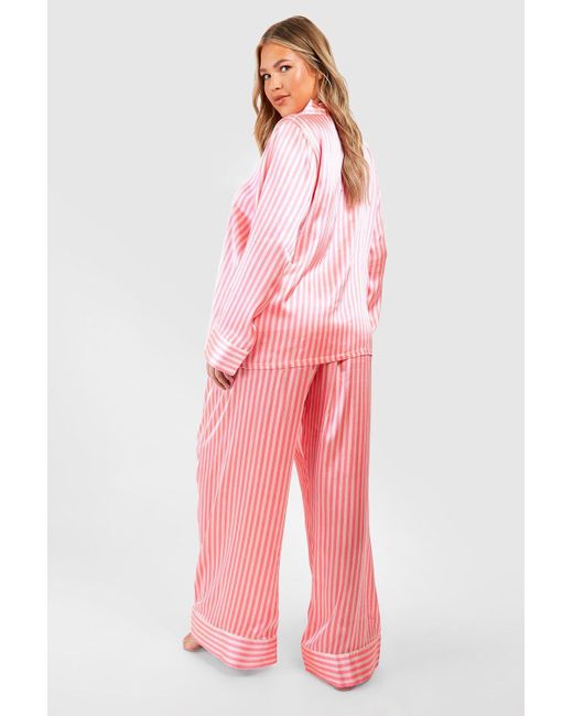 Pijama Plus De Raso Con Estampado De Rayas Boohoo de color Pink