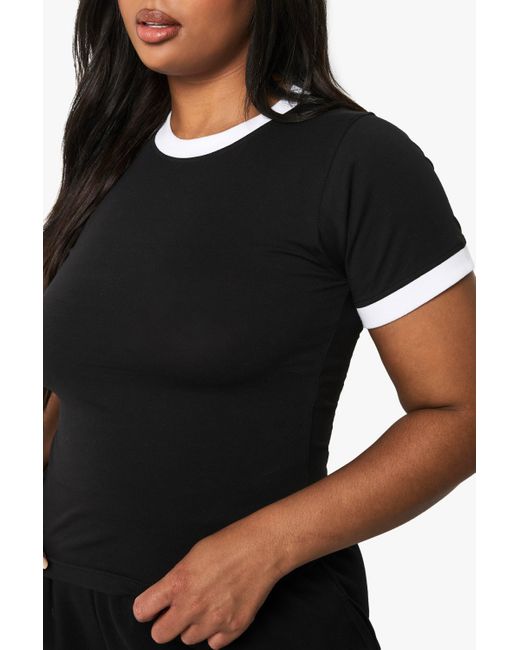 Camiseta Plus Ajustada Con Ribetes En Los Filos Boohoo de color Black