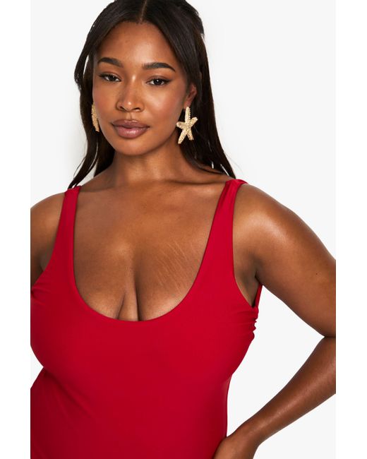 Bañador Plus Essentials Con Escote En U Boohoo de color Red