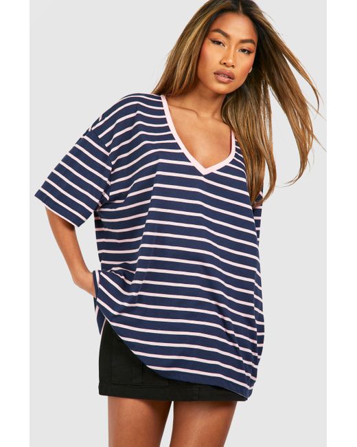 Short Sleeve V Neck Striped T-Shirt Boohoo de color Blue