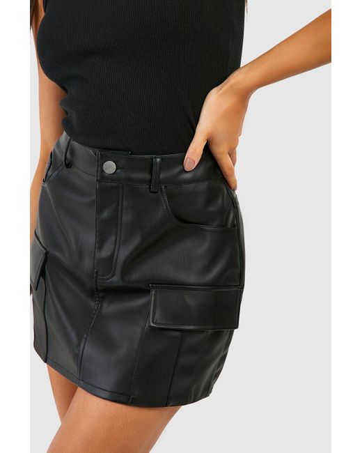 Minifalda Cargo Efecto Cuero Boohoo de color Black
