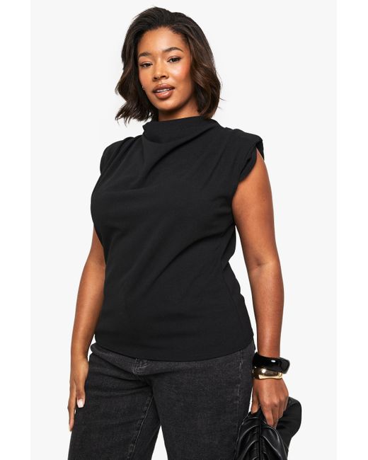 Blusa Plus De Tela Crepé Con Escote Plisado Y Hombreras Boohoo de color Black