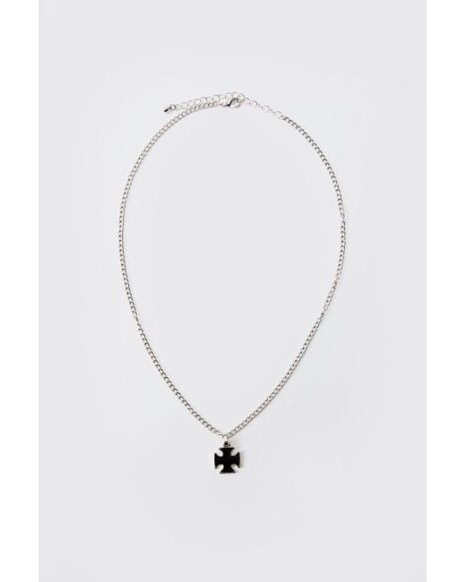 Collar Plateado Con Colgante De Cruz Boohoo de color White