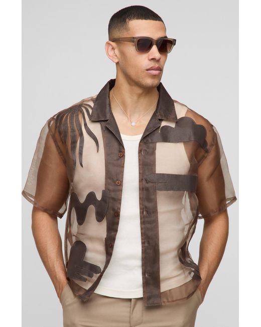 BoohooMAN Kurzärmliges kastiges Oversize Hemd mit Organza-Applikation in Brown für Herren
