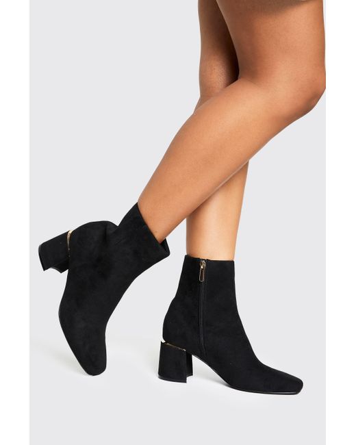 Faux Suede Hardware Heeled Detail Low Block Boots Boohoo de color Black