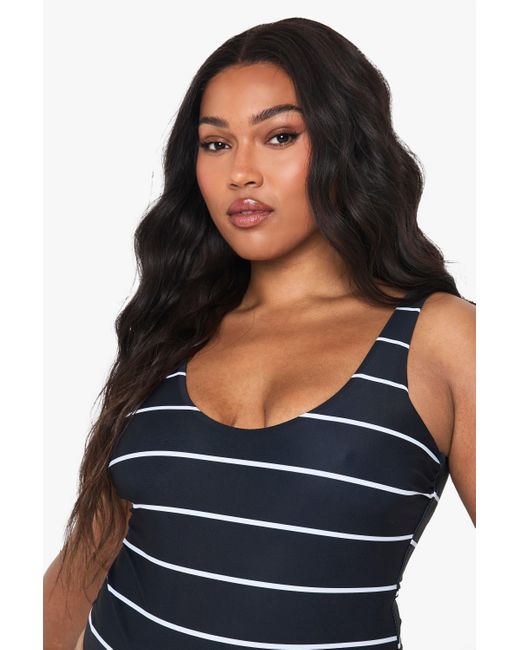 Bañador Plus Essentials De Rayas Con Escote En U Boohoo de color Blue