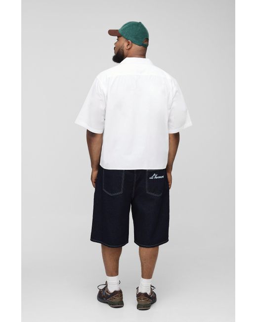 BoohooMAN Plus lockere Jorts mit Kontrast-Stickerei in Brown für Herren