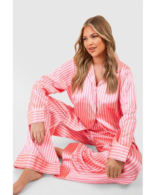 Pijama Plus De Raso Con Estampado De Rayas Boohoo de color Pink