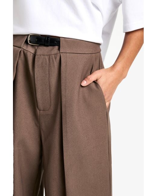 Pantalón Petite Entallado Plisado Con Cinturón Boohoo de color Purple