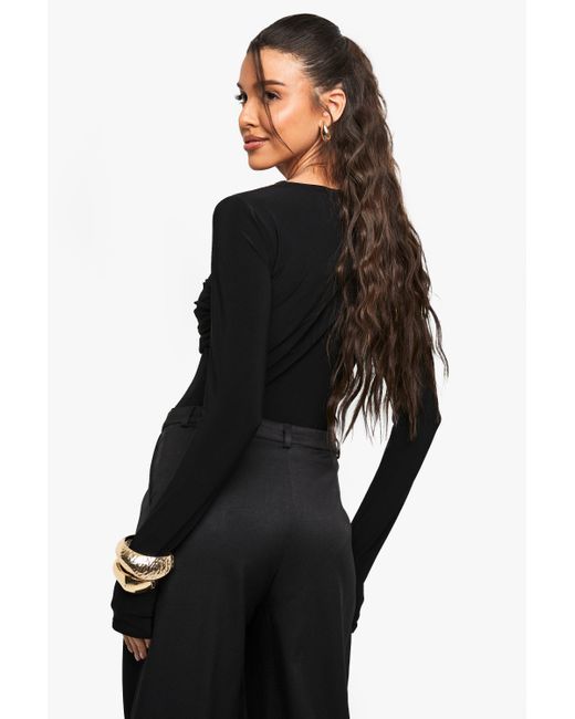 Body Ceñido Con Nudo Frontal Boohoo de color Black