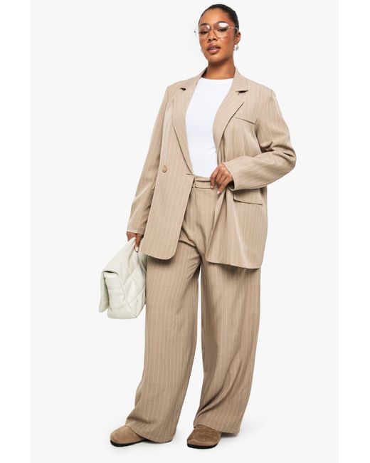 Pantalón Plus De Pernera Recta Con Raya Diplomática Boohoo de color Natural