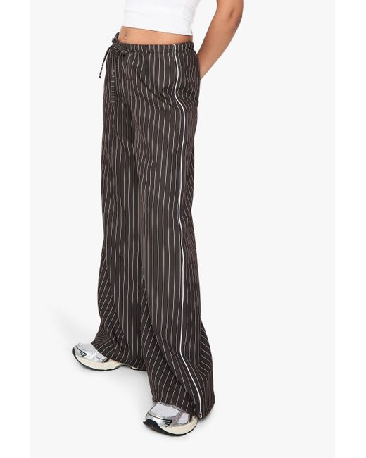 Pantalón De Pernera Recta Con Raya Diplomática Y Cordón Elástico Boohoo de color Brown