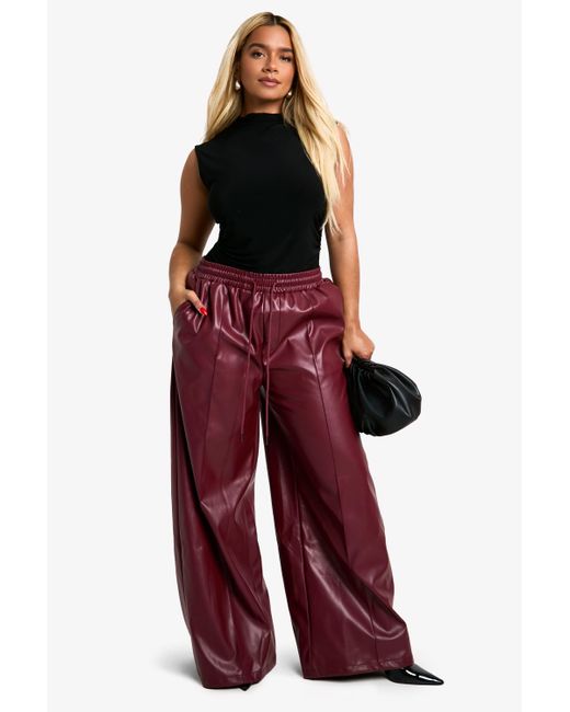 Pantalón Deportivo Plus De Pernera Ancha Y Cuero Sintético Con Cintura Elástica Boohoo de color Red