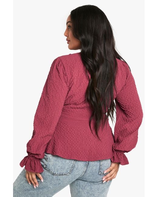Blusa Plus Texturizada Cruzada Con Volante Y Atadura Boohoo de color Red