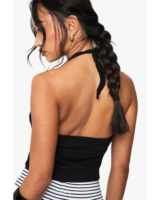 Top Sin Mangas De Canalé Con Escote Halter Y Unión Gruesa Boohoo de color Black