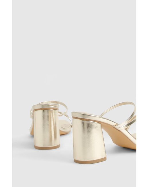Mules De Holgura Ancha Asimétricas Con Tacón Grueso Bajo Boohoo de color Natural