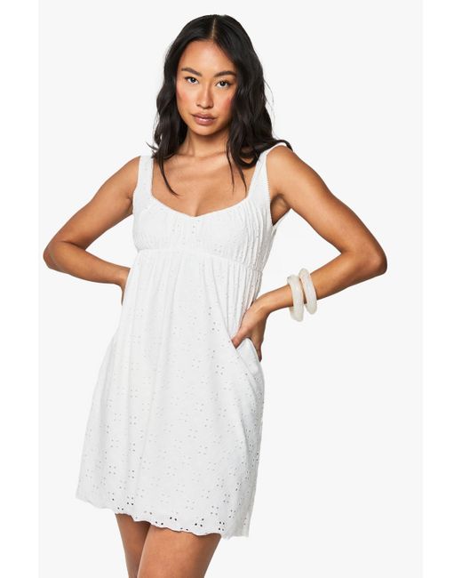 Vestido Holgado De Bordado Inglés Con Escote Cuadrado Boohoo de color White