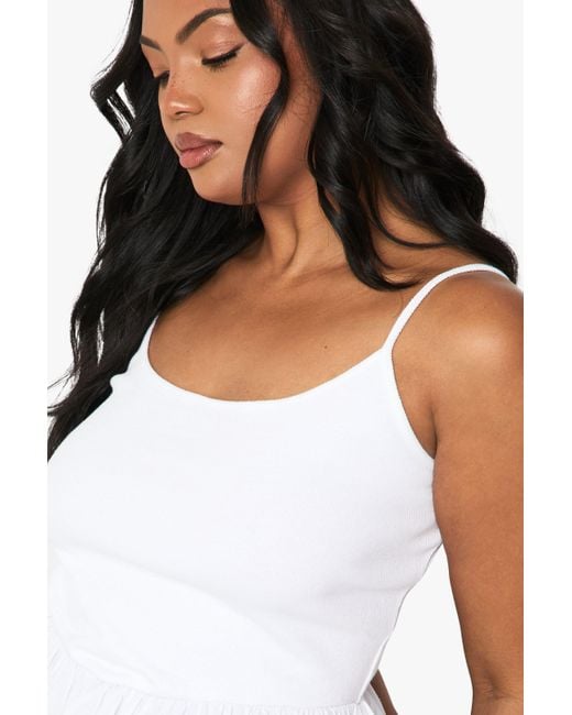 Top Plus De Tela Mixta Con Volante Boohoo de color White