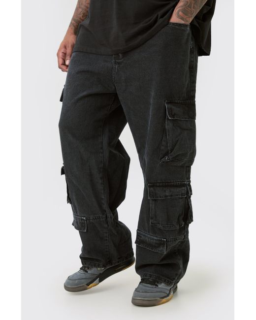 BoohooMAN Plus Relaxed Fit Acid Wash Cargo Jean in Black für Herren