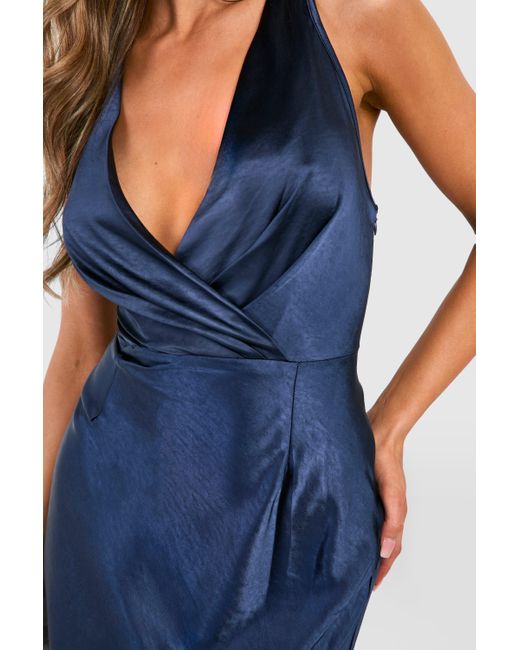 Vestido Maxi Para Dama De Honor De Raso Cruzado Con Escote Plisado Boohoo de color Blue