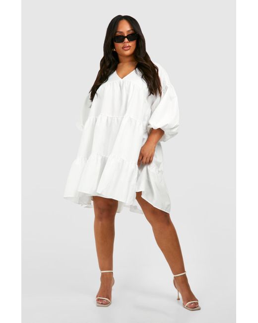 Plus Poplin V Neck Tiered Smock Dress Boohoo de color White