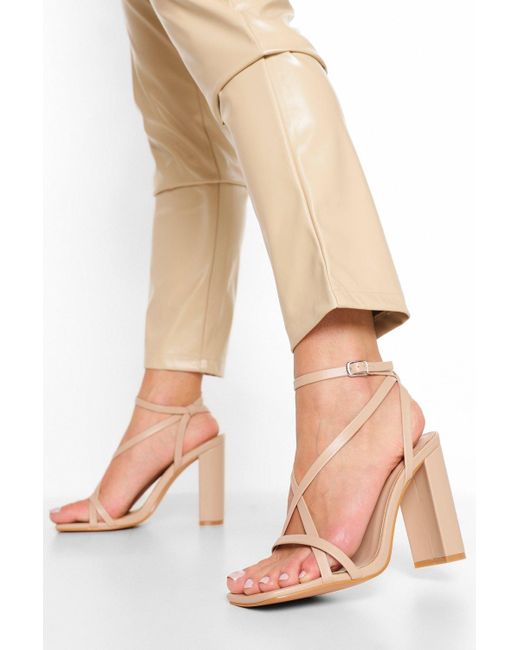 Sandalias Con Tiras Asimétricas de Boohoo de color Blanco Mujer Zapatos de Tacones de Sandalias de tacón 