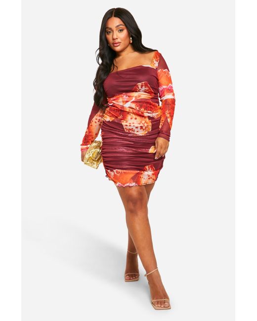 Plus Mesh Printed Ruched Bodycon Dress Boohoo de color Red