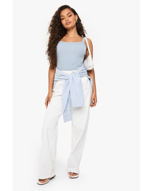 Top Sin Mangas Básico De Canalé Con Unión De Boohoo de color White