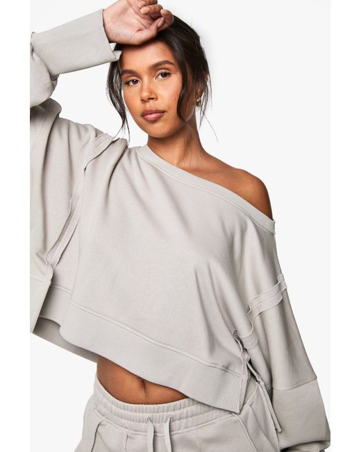 Sudadera Crop Deconstruida Con Escote Barco Boohoo de color White