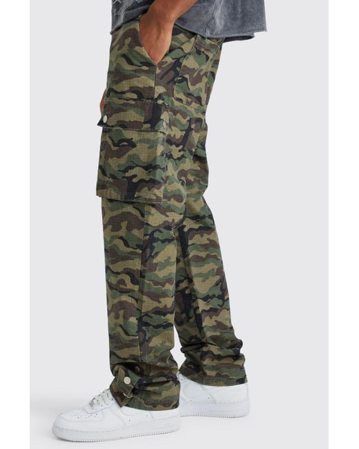 BoohooMAN Camouflage Cargo-Hose mit geradem Bein und Druckknöpfen in Green für Herren