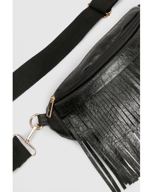 Riñonera Texturizada Con Flecos Boohoo de color Black