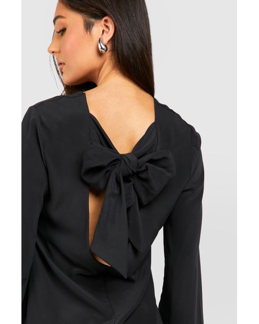 Petite Bow Detail Open Back Mini Dress Boohoo de color Black