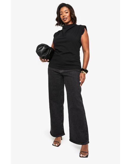 Blusa Plus De Tela Crepé Con Escote Plisado Y Hombreras Boohoo de color Black