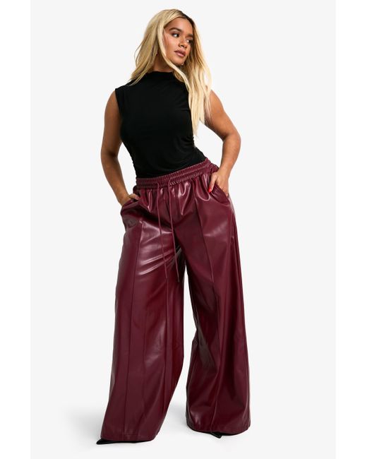 Pantalón Deportivo Plus De Pernera Ancha Y Cuero Sintético Con Cintura Elástica Boohoo de color Red