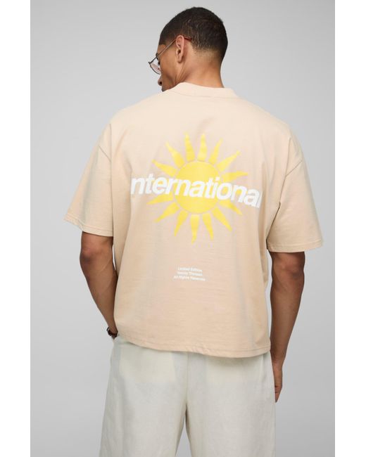 Camiseta Oversize Recta Con Cuello Extendido Y Estampado De Sol International Boohoo de color Natural