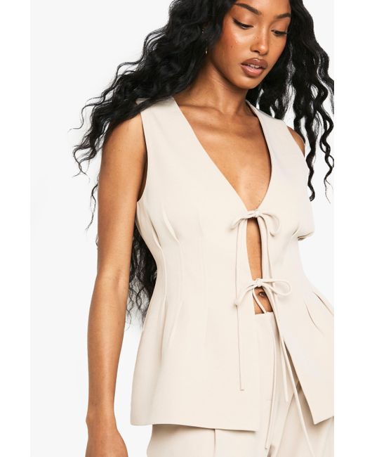 Chaleco De Tela Plisado Con Atadura Frontal Boohoo de color Natural