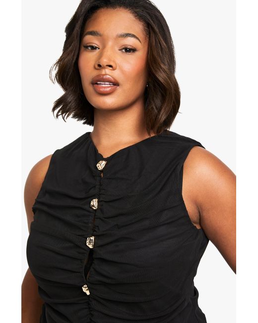 Top Plus Con Escote De Pico Y Botones Dorados Boohoo de color Black