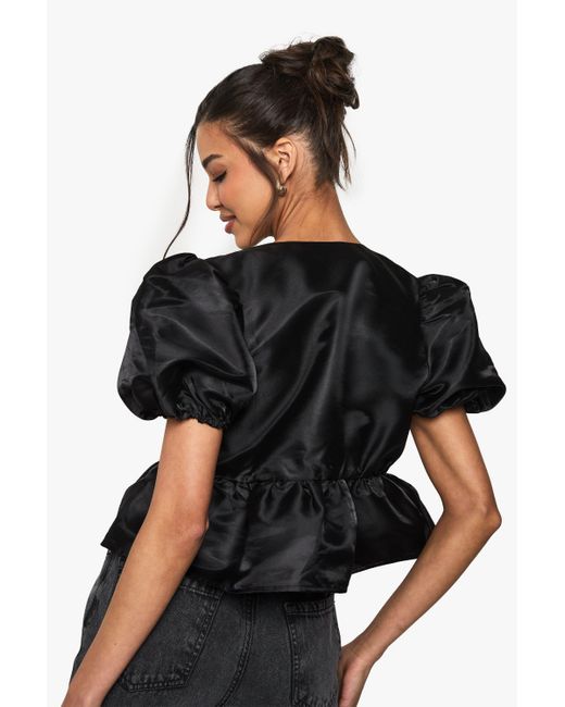 Top Holgado De Tafetán Con Mangas Abullonadas Y Atadura Frontal Boohoo de color Black