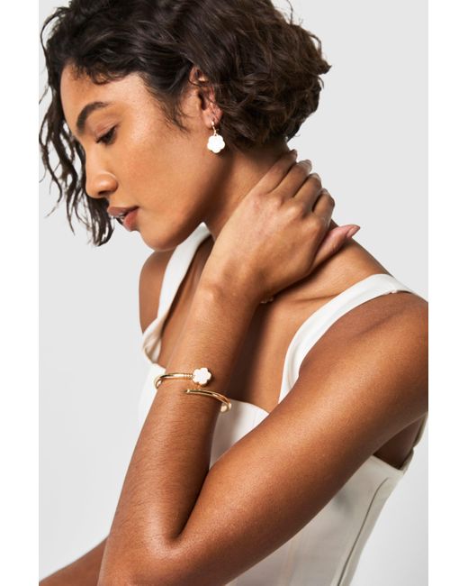 Brazalete Con Flor Esmaltada Boohoo de color Black