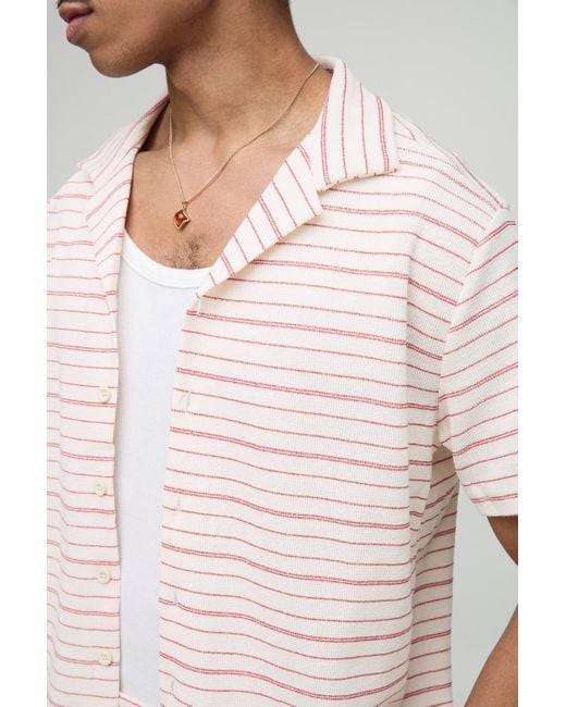 BoohooMAN Strukturiertes gestreiftes Jersey-Hemd in Waffeloptik mit Kragen & Shorts in White für Herren