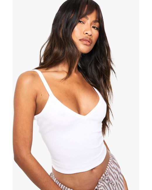 Top Sin Mangas De Canalé Con Escote De Pico Boohoo de color White