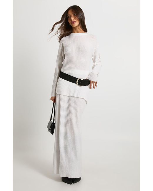 Conjunto Coordinado De Falda Maxi Y Jersey De Punto Y Canalé Suave Con Cuello De Caja Boohoo de color White