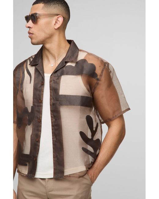 BoohooMAN Kurzärmliges kastiges Oversize Hemd mit Organza-Applikation in Brown für Herren