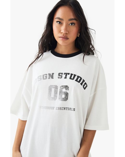 Camiseta Oversize Con Estampado Dsgn Studio 06 Y Cuello En Contraste Boohoo de color Black