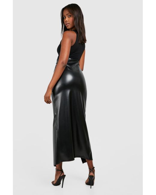 Ruched Leather Look Split Maxi Skirt Boohoo de color Black