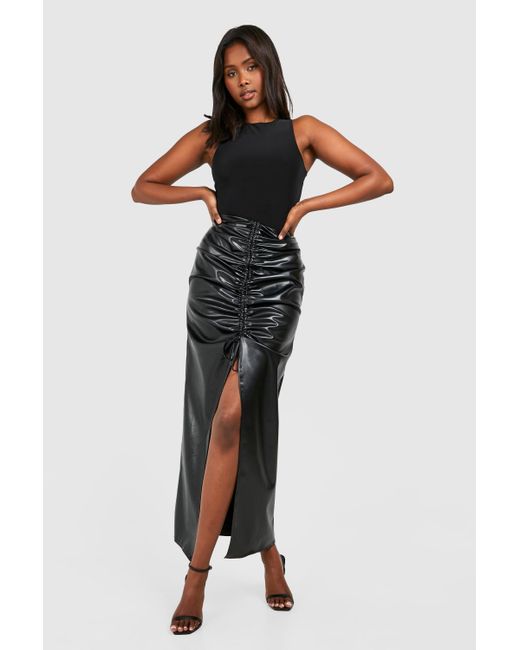 Ruched Leather Look Split Maxi Skirt Boohoo de color Black