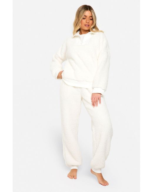 Conjunto Para Estar En Casa De Canalé Y Forro Polar Con Cremallera A La Mitad Y Pantalón Deportivo Boohoo de color White