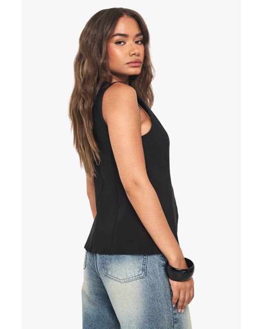 Chaleco Ajustado Con Ribete Dorado Boohoo de color Black